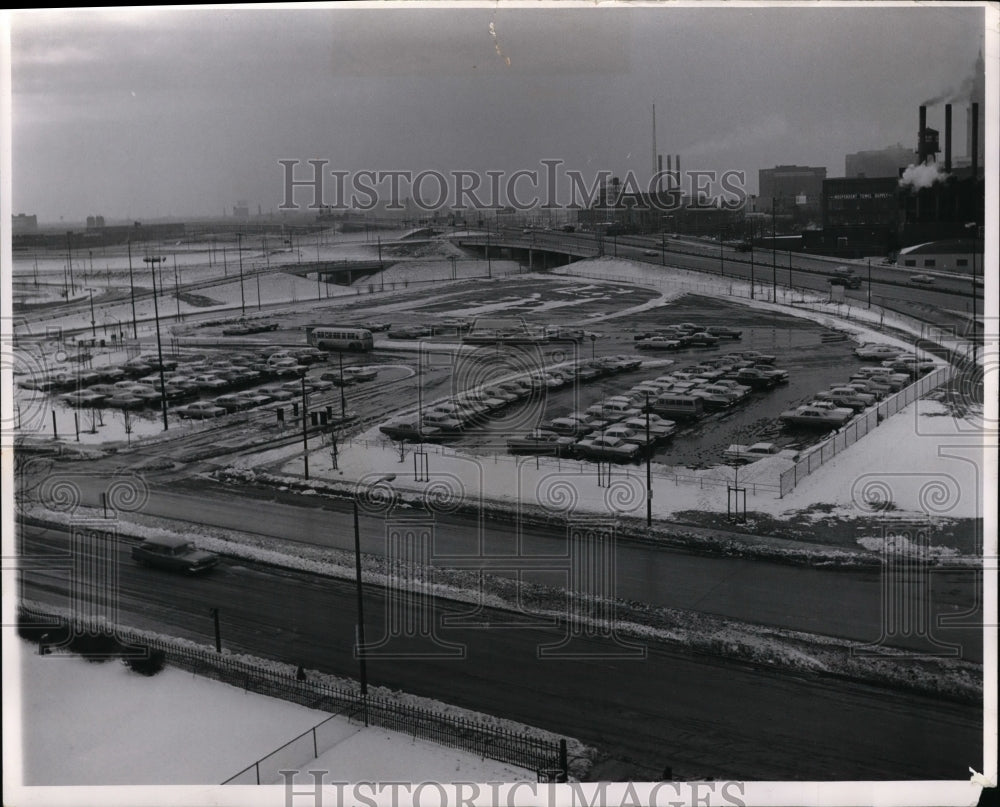 1964 Press Photo Cleveland&#39;s new parking lot at E22nd Street and Scovill Avenue- Historic Images
