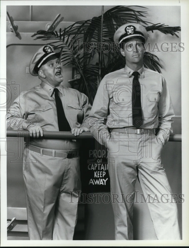 1984 Press Photo Charles Durning &amp; Robert Hays in Mister Roberts- Historic Images