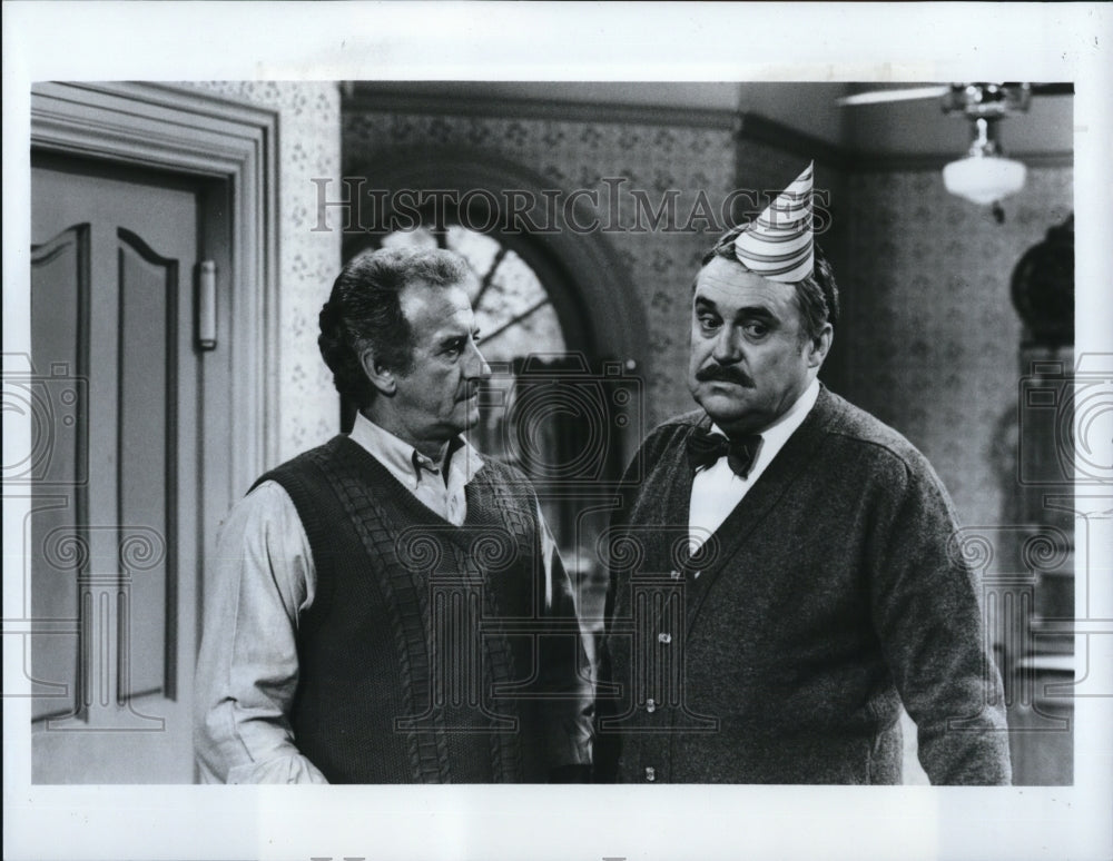 1985 Press Photo Christopher Hewett and Bob Uecker in Mr. Belvedere- Historic Images