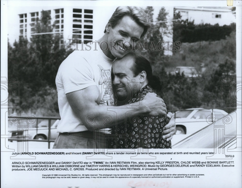 1986 Press Photo Danny DeVito and Arnold Schwartenegger in Universal&#39;s Twins- Historic Images
