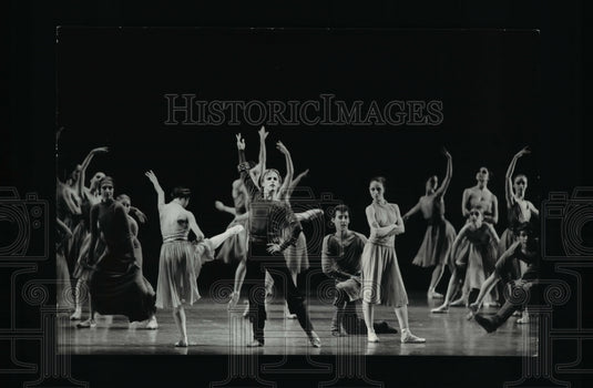 1988 Press Photo Paris Opera Ballet Performing Push Comes to Shove- Historic Images