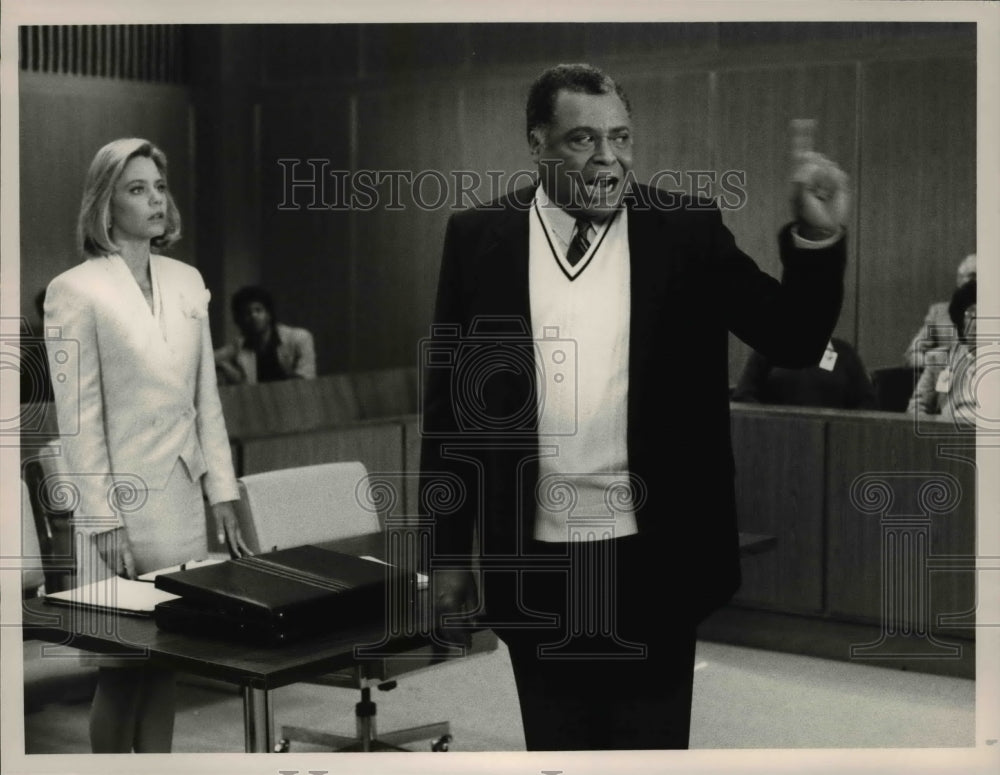 1989 Press Photo James Earl Jones and Susan Dey on L. A. Law- Historic Images