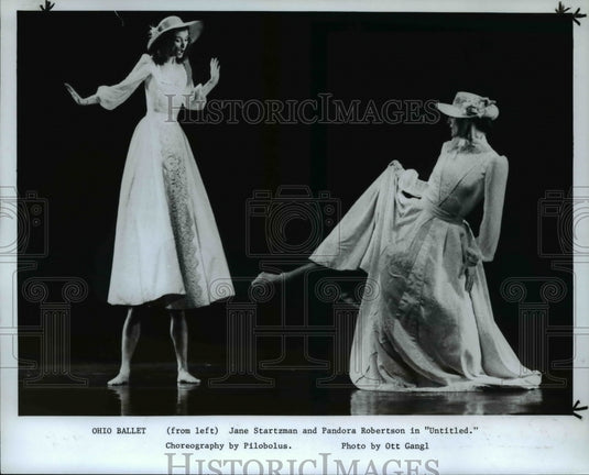 1985 Press Photo Jane Startzman and Pandora Robertson in Untitled- Historic Images