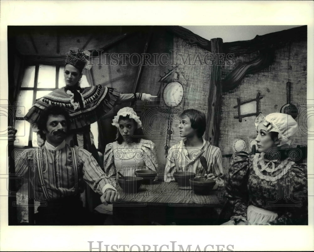 1984 Press Photo The Chimney Sweep&#39;s Family The Rich WOmen From The Gift- Historic Images