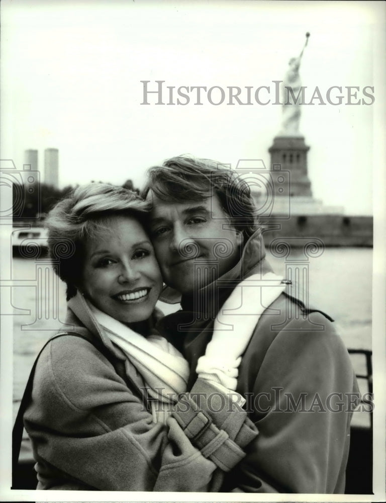 1988 Press Photo Mary Tyler Moore, Denis Ardnt in Annie McGuire- Historic Images