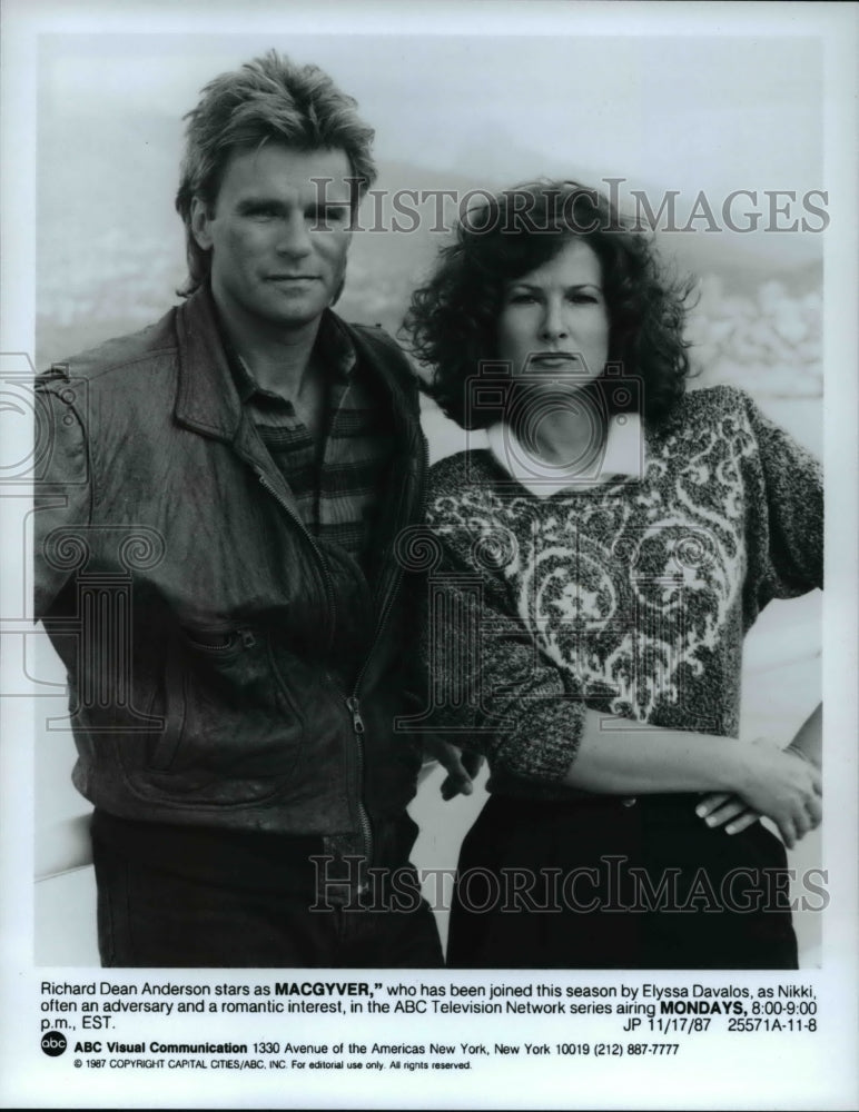 1987 Press Photo Richard Dean Anderson and Elyssa Davalos in MacGyver- Historic Images