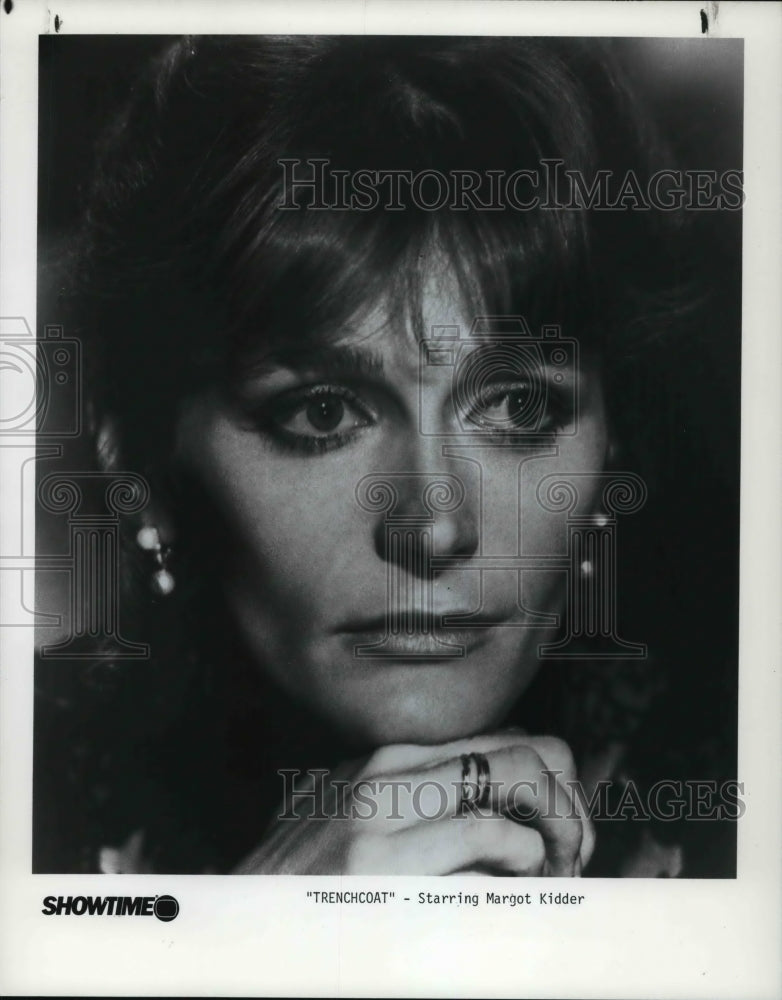 1985 Press Photo Margot Kidder in Trenchcoat - cvp30512- Historic Images