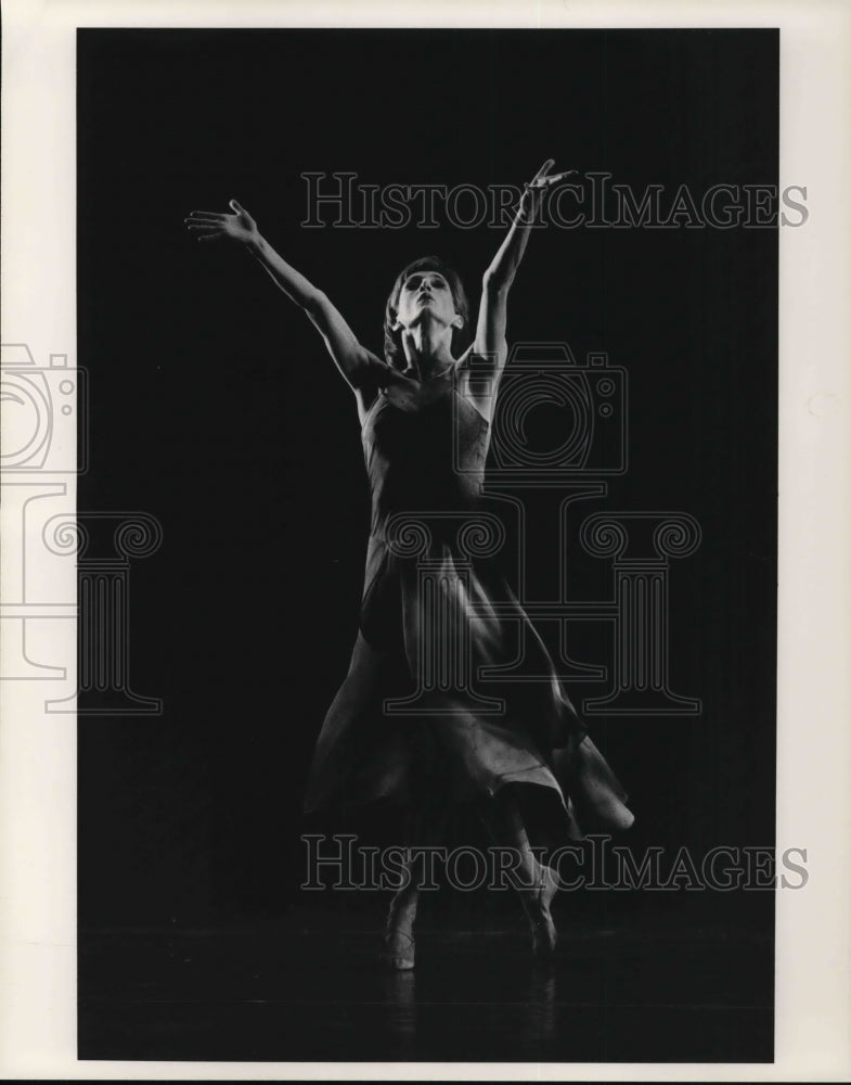 1988 Press Photo Pandora Robertson of the Ohio Ballet in Solstice - cvp31361- Historic Images