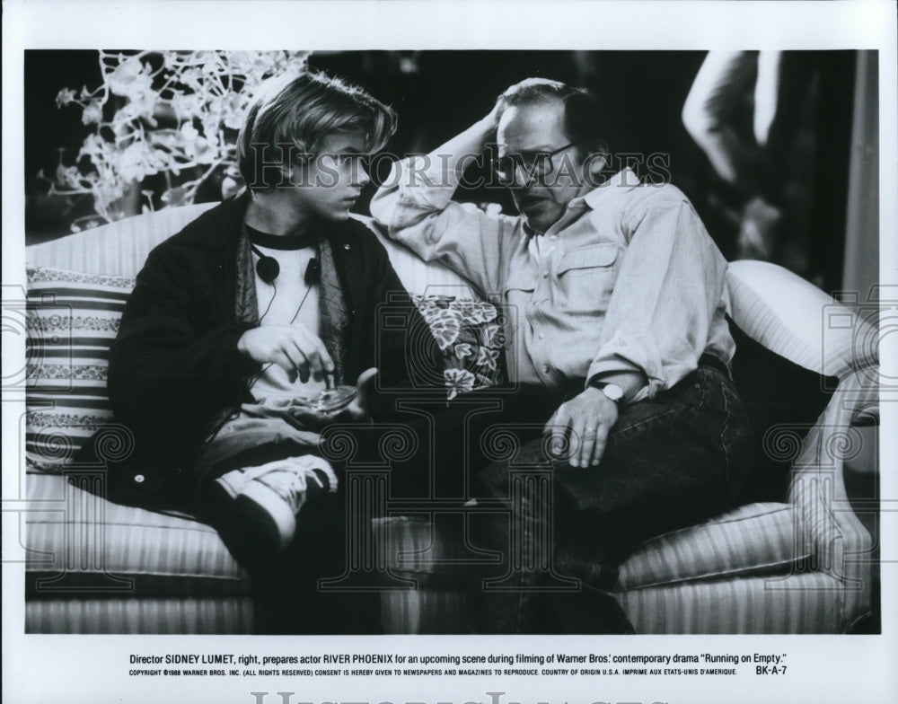 1989 Press Photo Director Sidney Lumet &amp; River Phoenix of Running on Empty- Historic Images