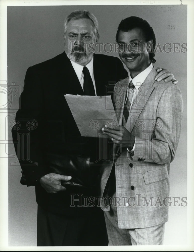 1986 Press Photo Ron Glass and Raymond Burr in Perry Mason Case of Shooting Star- Historic Images