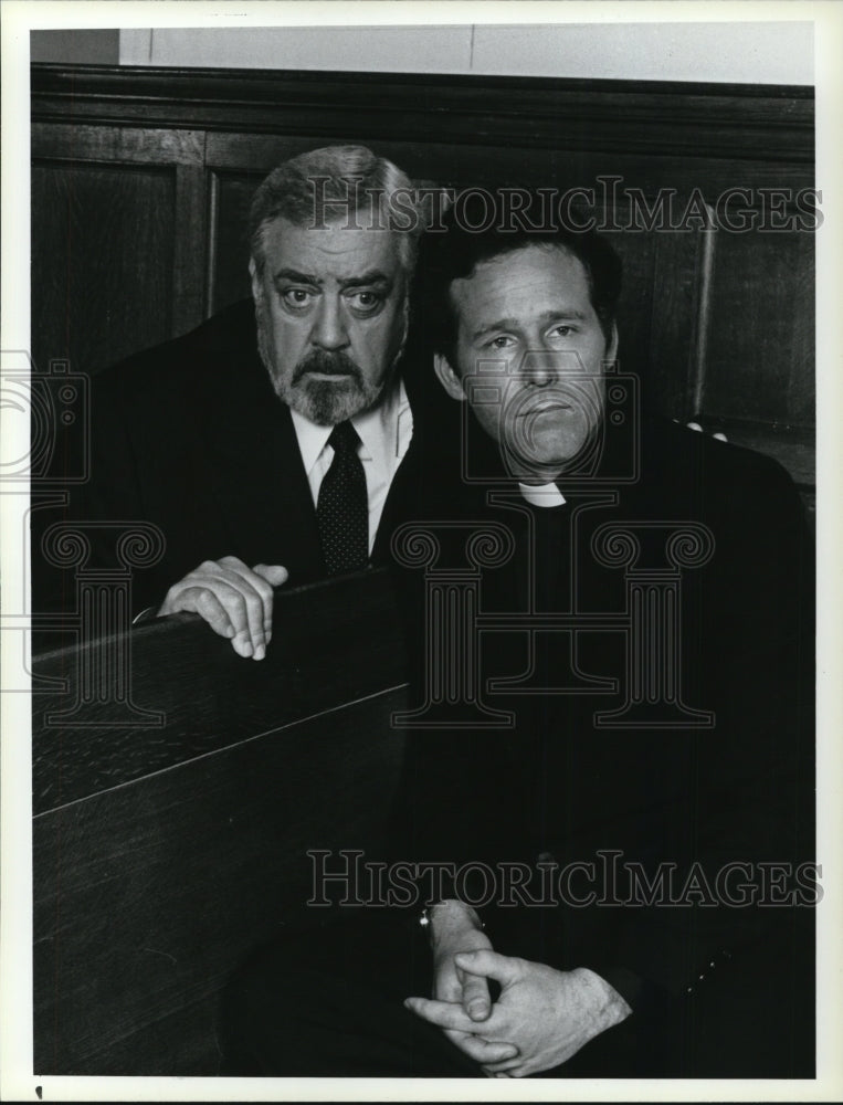 1986 Press Photo Raymond Burr Timothy Bottoms Perry Mason Case of Notorious Nun- Historic Images