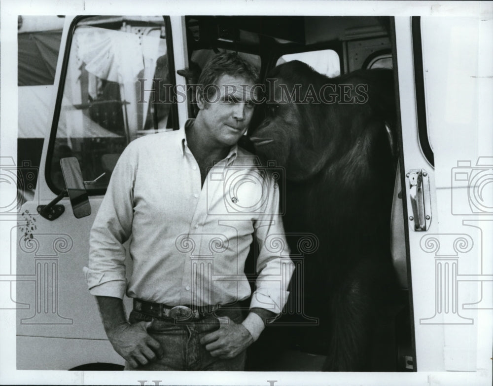 1982 Press Photo Lee Majors & CJ the Orangutan in The Fall Guy - cvp33330- Historic Images