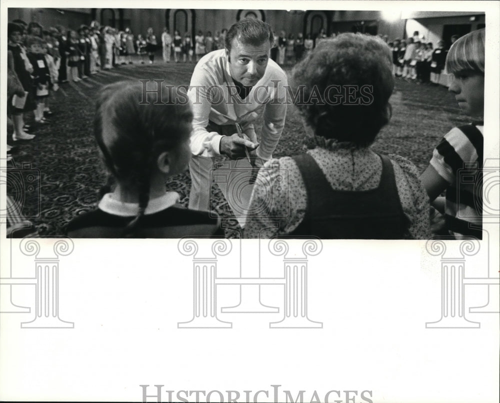 1980 Press Photo Casting Director Garrison Listening to Contestants - cvp33393- Historic Images