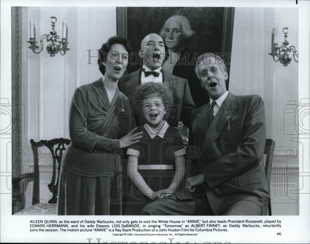 1982 Press Photo Aileen Quinn, Albert Finney & Lois DeBanzie in Annie- Historic Images