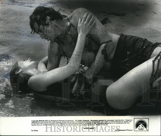 1980 Press Photo Robert Hays & Julie Hagerty in Airplane! - cvp33416- Historic Images