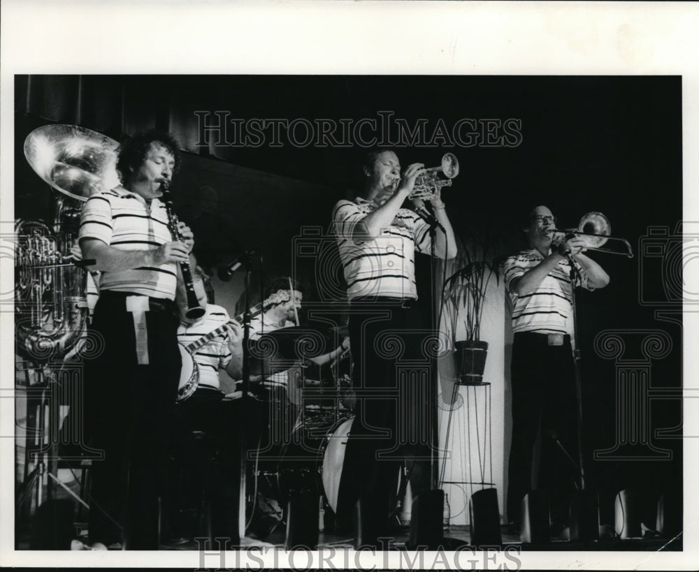 1981 Press Photo Group Salty Dogs - cvp33608- Historic Images