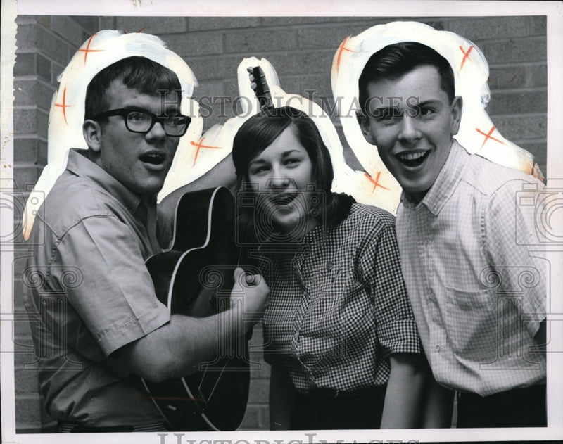 Load image into Gallery viewer, 1965 Press Photo Alden Sawyer, Nancy Perushek and Ted Lorsh of The Shilohs.
