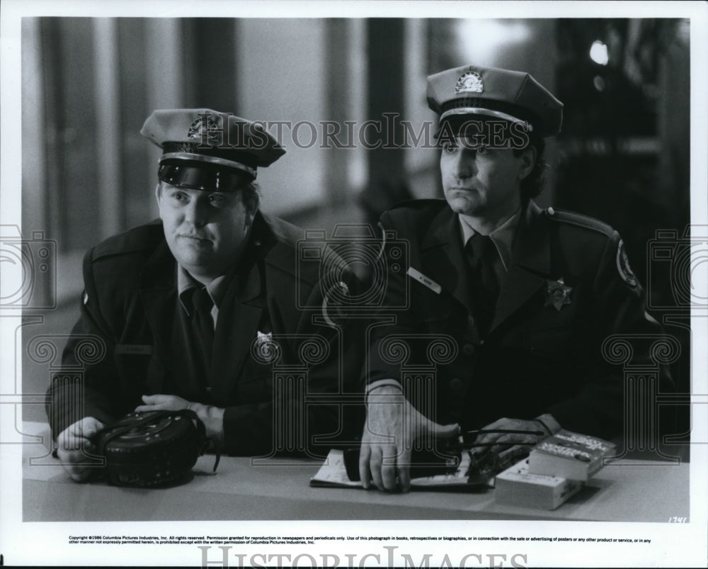 1986 Press Photo John Candy and Eugene Levy star in Armed And Dangerous- Historic Images