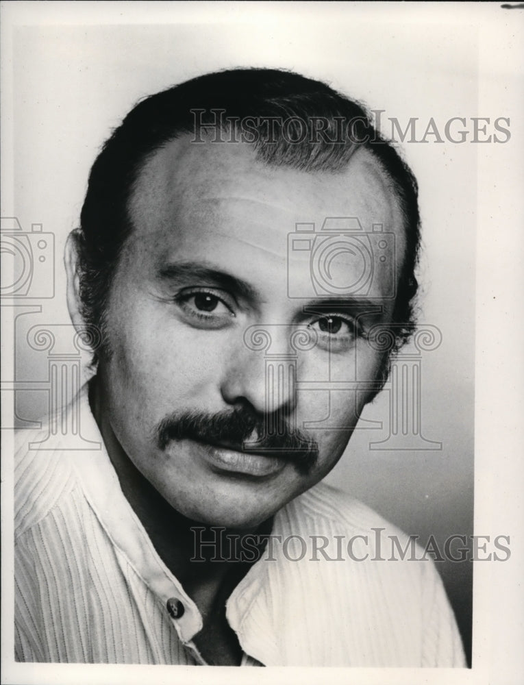 1980 Press Photo Hector Elizondo stars in Freebie and the Bean TV show- Historic Images