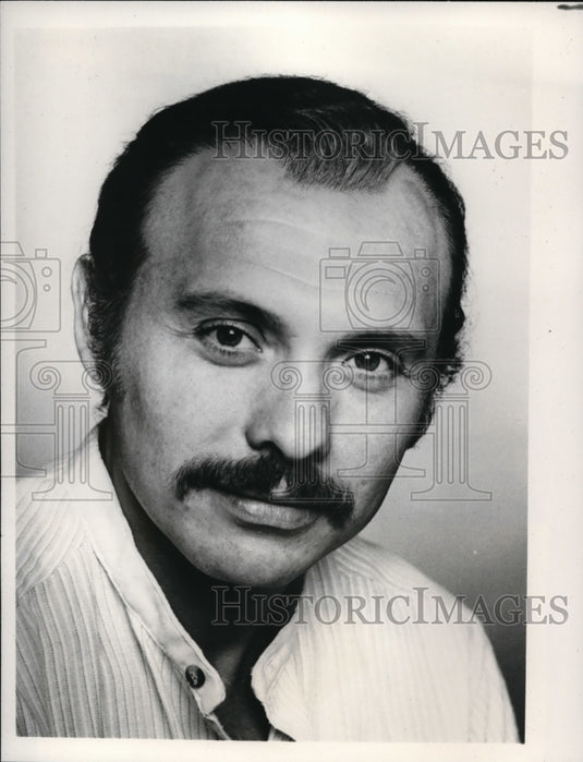1980 Press Photo Hector Elizondo stars in Freebie and the Bean TV show- Historic Images