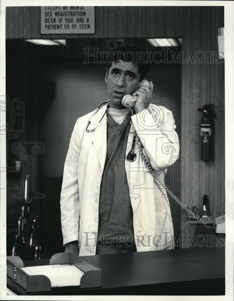 1984 Press Photo Elliott Gould On ER - cvp34445- Historic Images
