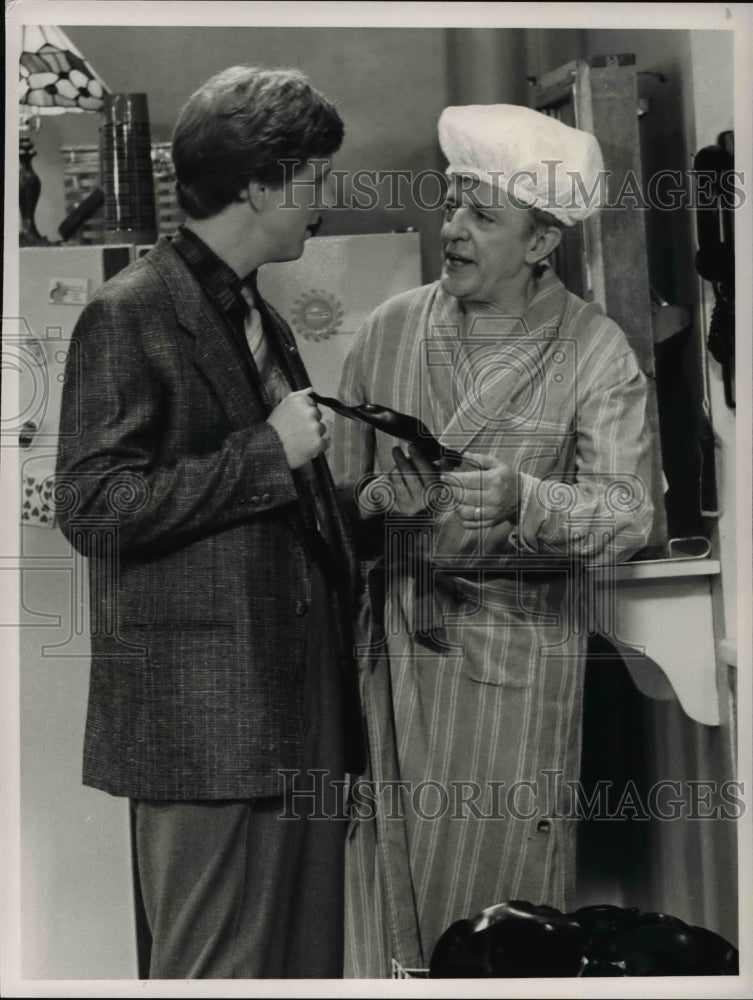 1989 Press Photo Harry Anderson and John Astin in Night Court - cvp34809- Historic Images