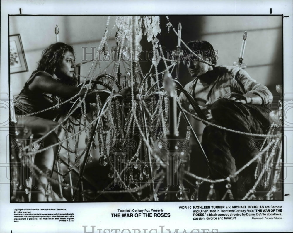 1989 Press Photo Kathleen Turner and Michael Douglas in &quot;The War of the Roses&quot;- Historic Images