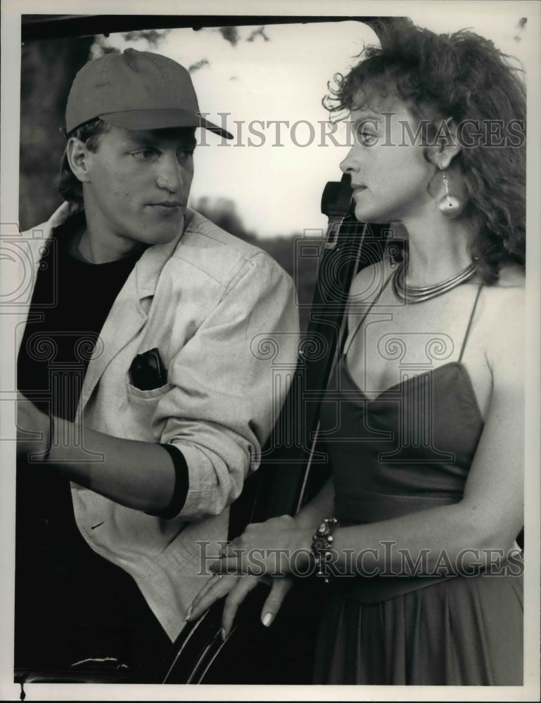 1989 Press Photo Pamela Sue Martin and Woody Harrelson in &quot;Strangers in Town&quot;- Historic Images
