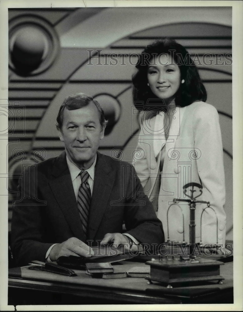 1985 Press Photo Roger Mudd and Connie Chung &quot;American Almanac&quot; NBC News- Historic Images