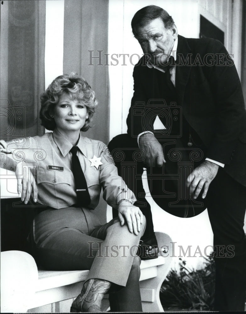 1986 Press Photo Christina Belford and Rod Taylor &quot;Outlaws&quot; - cvp36143- Historic Images