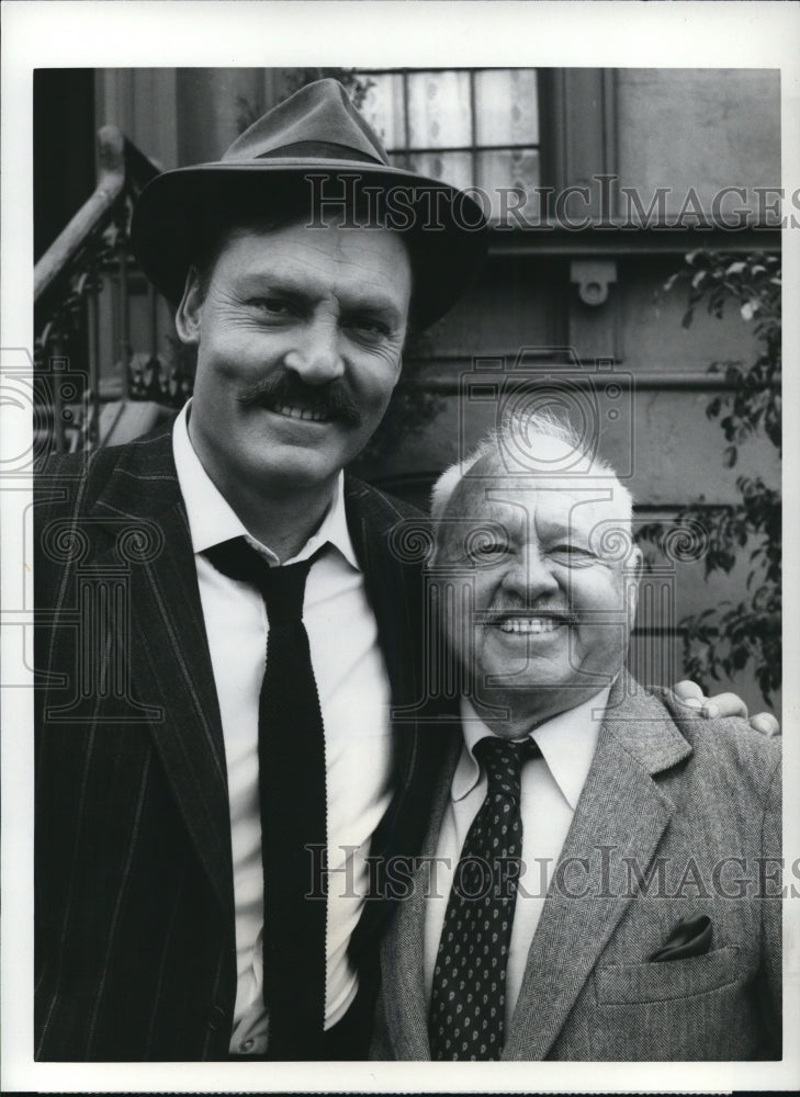 1986 Press Photo Mickey Rooney and Stacy Keach in Return of Mike Hammer- Historic Images