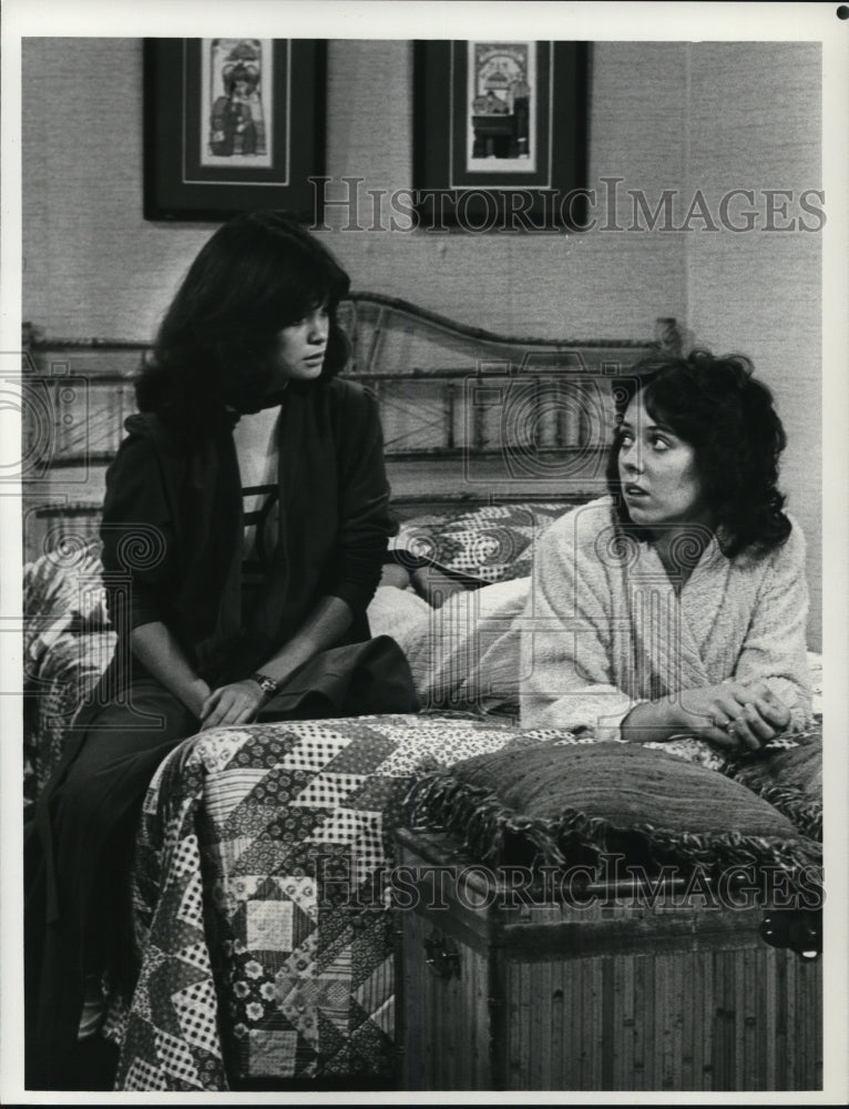 1981 Press Photo Valerie Bertinelli and Mackenzie Phillips on One Day at a Time- Historic Images