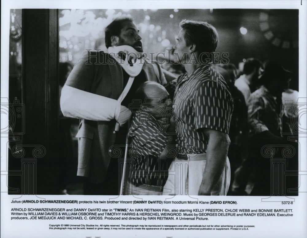 1988 Press Photo Arnold Schwarzenegger Danny DeVito and David Effron in Twins- Historic Images