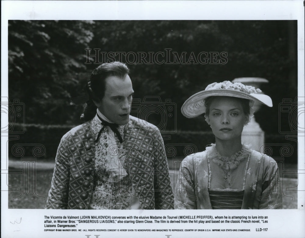 1989 Press Photo John Malkovich in Michelle Pfeifer in Dangerous Liaisons- Historic Images