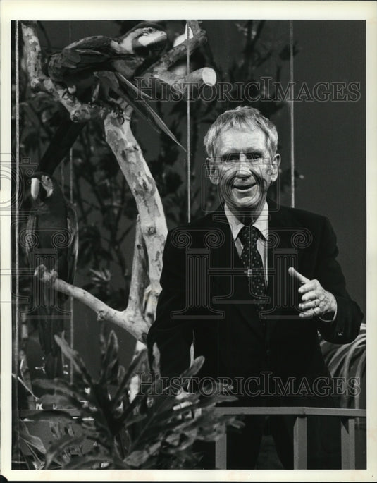 1980 Press Photo Burgess Meredith Animals Everywhere - cvp37137- Historic Images