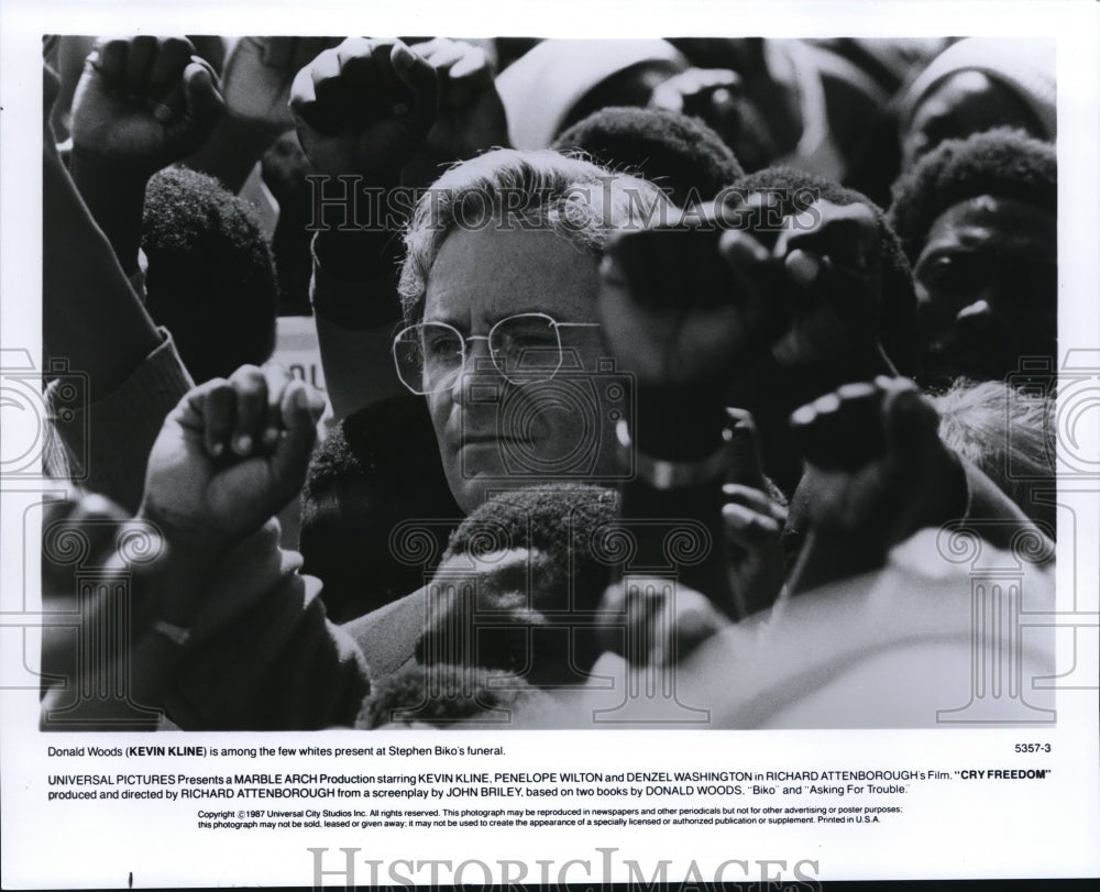 1988 Press Photo Kevin Kline stars as Donald Woods in Cry Freedom - cvp37869- Historic Images