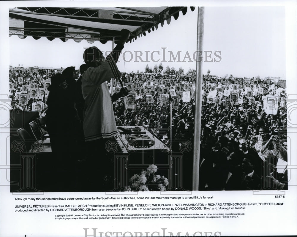1987 Press Photo Funeral scene from Cry Freedom - cvp37870- Historic Images