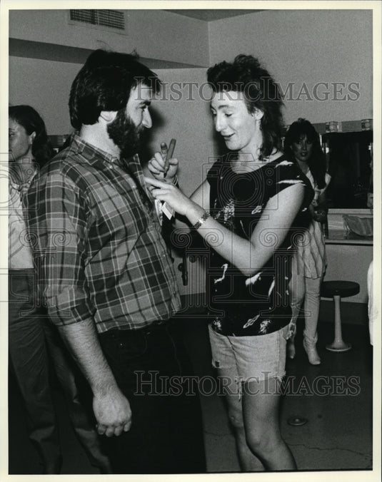 Press Photo Julian Lennon signs Marc Holan's Backstage Pass Cleveland Ohio- Historic Images