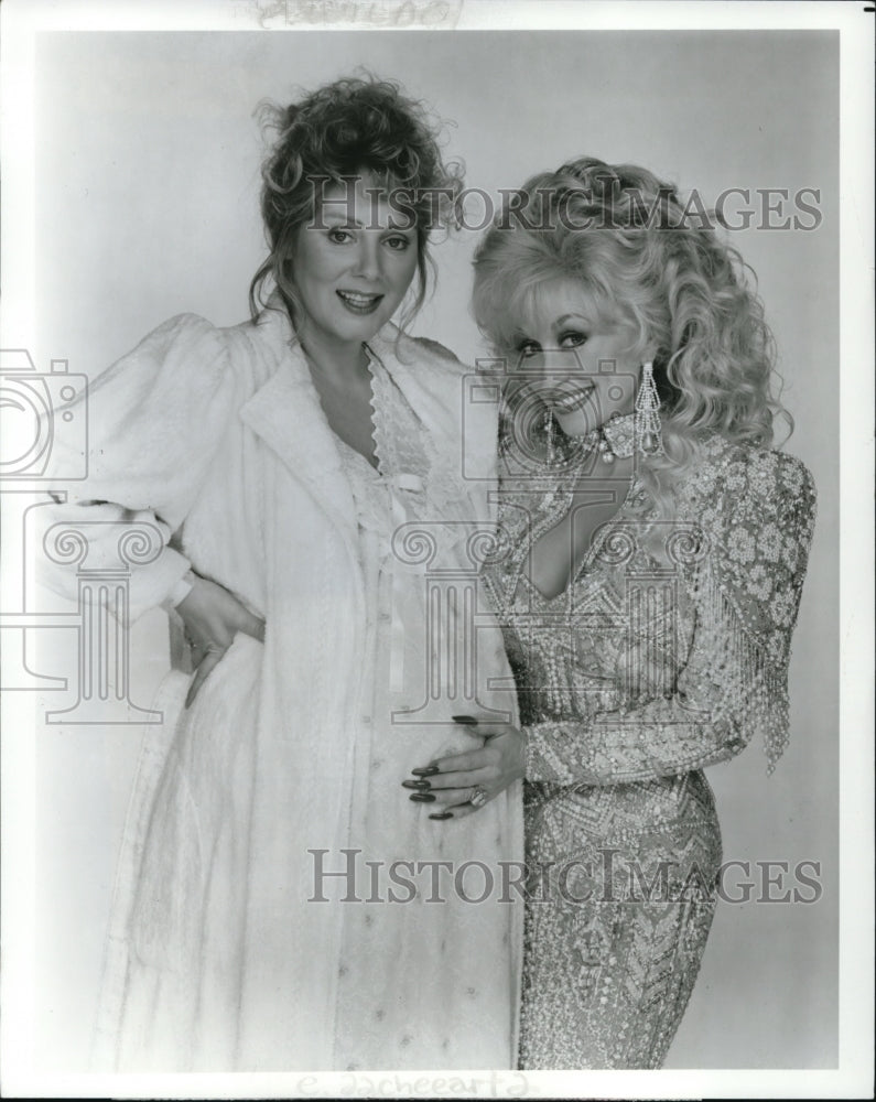 1989 Press Photo Jean Smart &amp; Dolly Parton in Designing Women - cvp40178- Historic Images