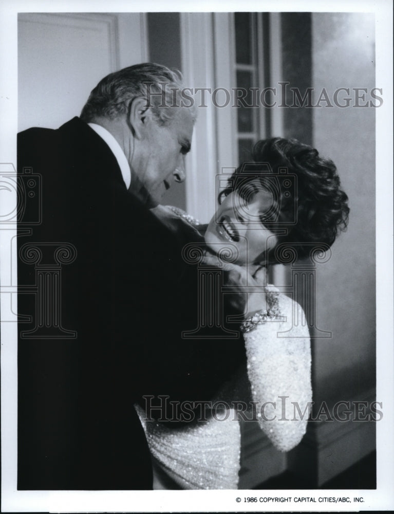 1986 Press Photo John Forsy and Joan Collins in &quot;Dynasty&quot; - cvp40216- Historic Images