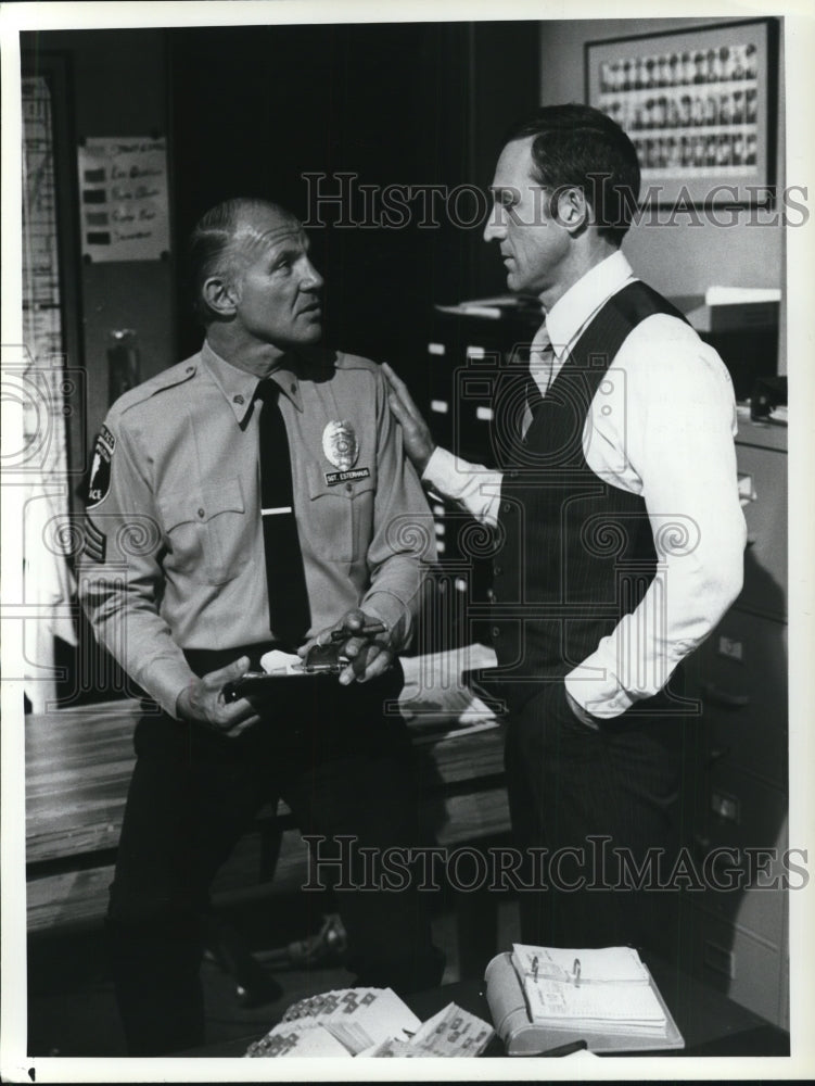 1985 Press Photo Daniel J. Travanti and Michael Conrad in &quot;Hill Street Blues&quot;- Historic Images