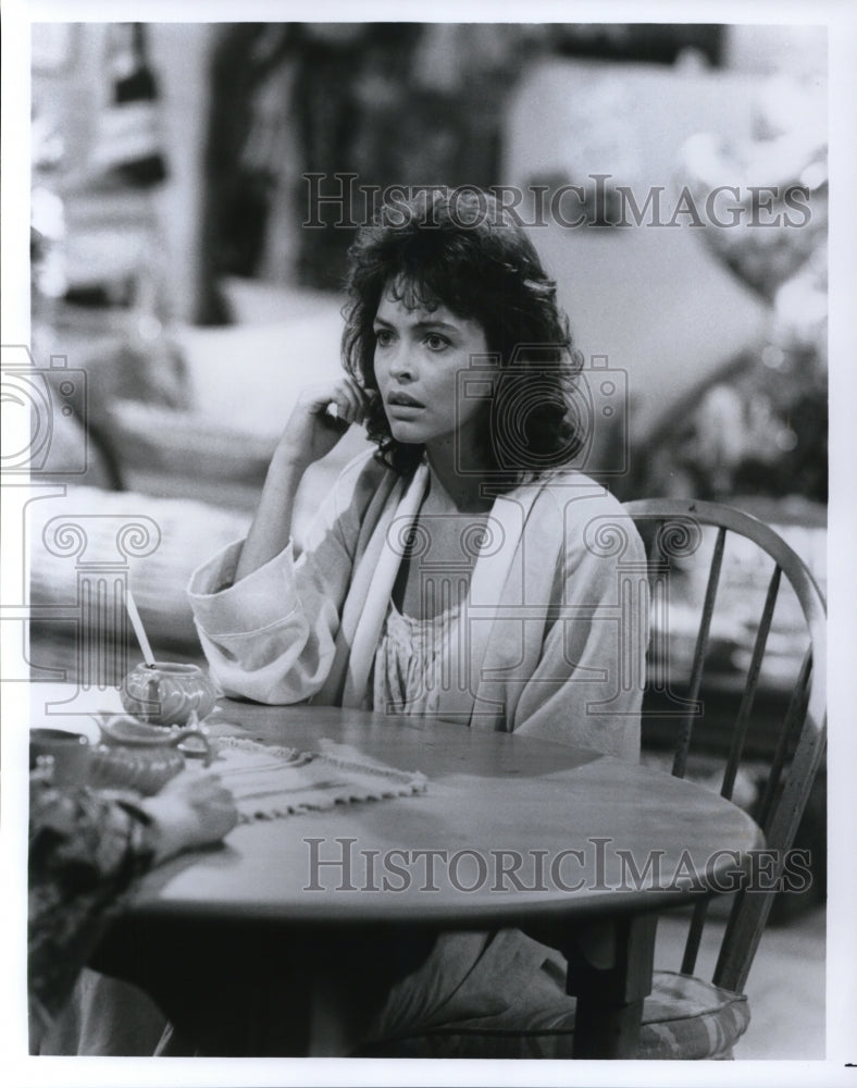 Undated Press Photo Mary Page Keller stars as Laura in Duet TV Show - cvp40765- Historic Images