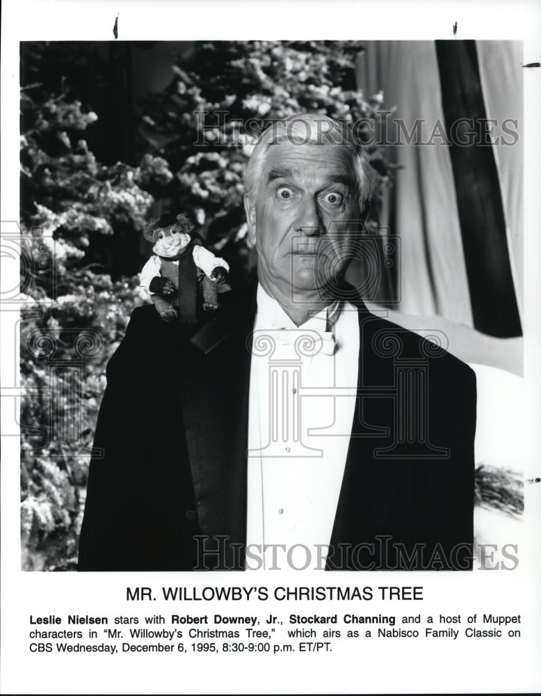 1995 Press Photo Leslie Nielsen in Mr Willowby&#39;s Christmas Tree - cvp41304- Historic Images