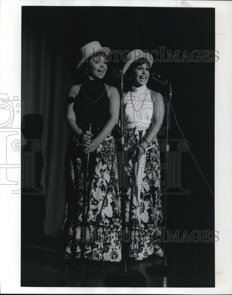 1982 Press Photo The Tracey Twins - cvp41428- Historic Images