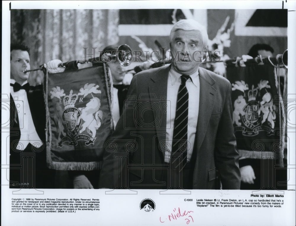 1988 Press Photo Leslie Nielsen stars as Lt. Frank Drebin in The Naked Gun- Historic Images