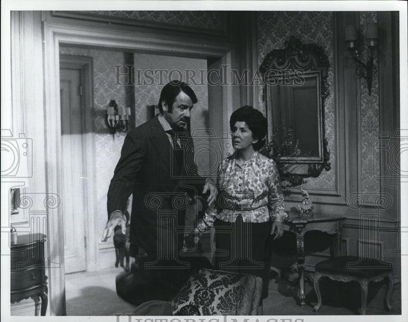 Load image into Gallery viewer, 1971 Press Photo Walter Matthau on Plaza Suit - cvp41822
