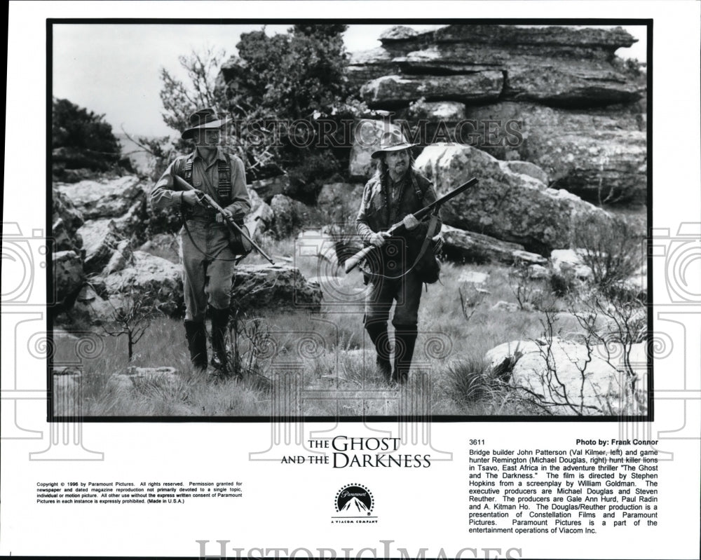 1996 Press Photo Val Kilmer and Michael Douglas in The Ghost and the Darkness- Historic Images