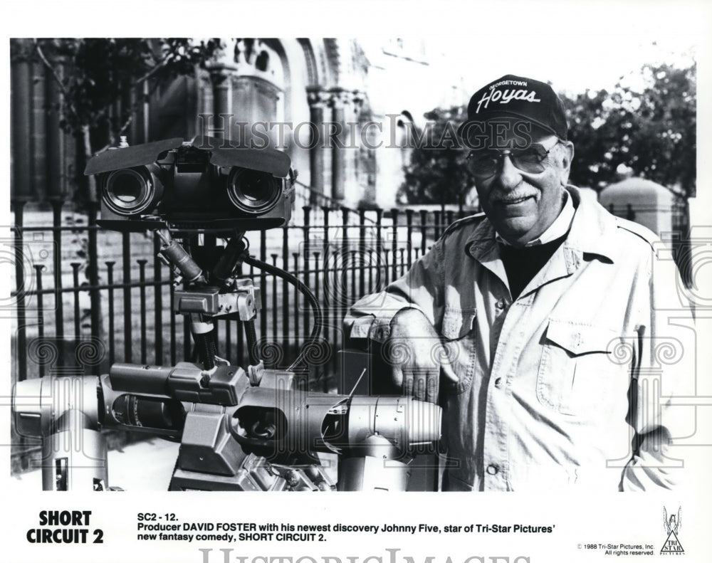 1989 Press Photo David Foster Producer and Johnny Five on set of Short Circuit 2- Historic Images