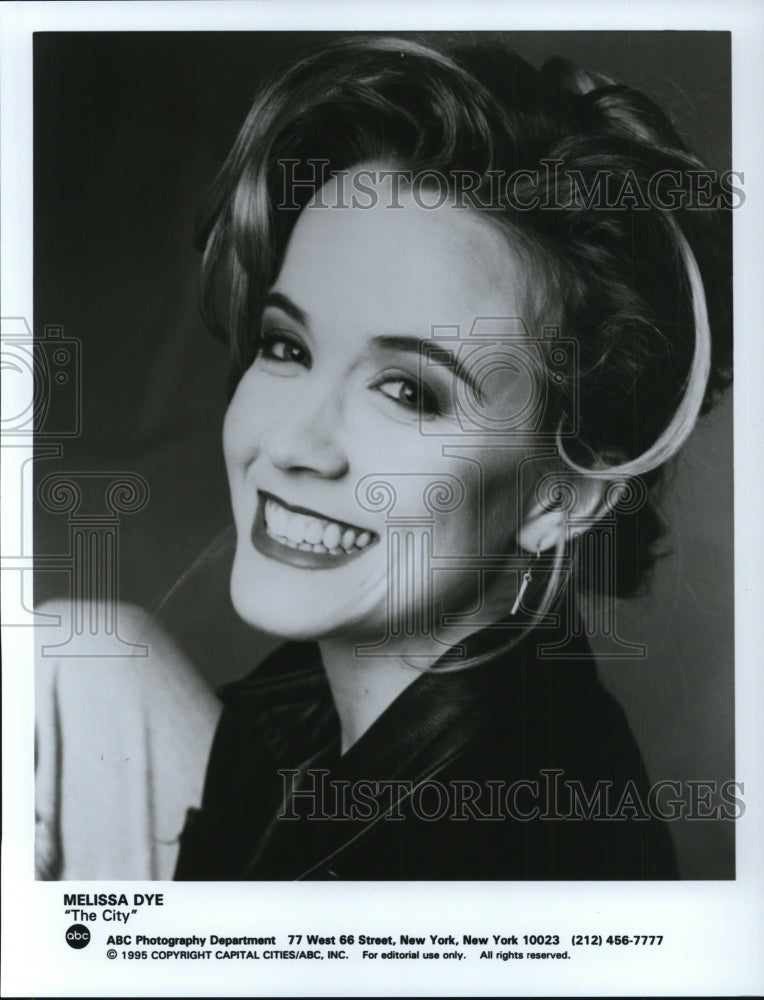 1995 Press Photo Melissa Dye in The City - cvp43578- Historic Images