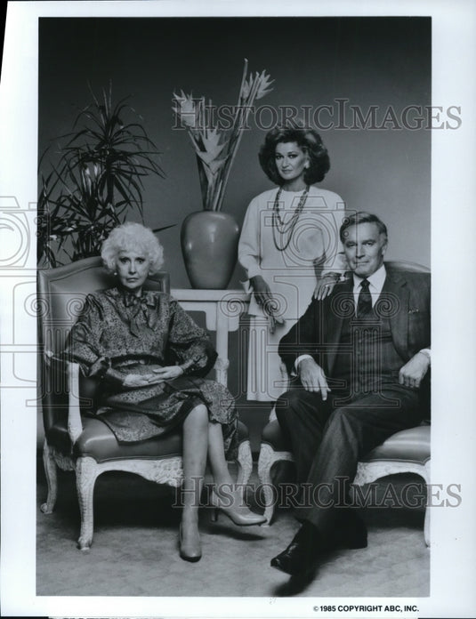 1985 Press Photo Barbara Stanwyck Stephanie Beacham Charlton Heston on Dynasty- Historic Images